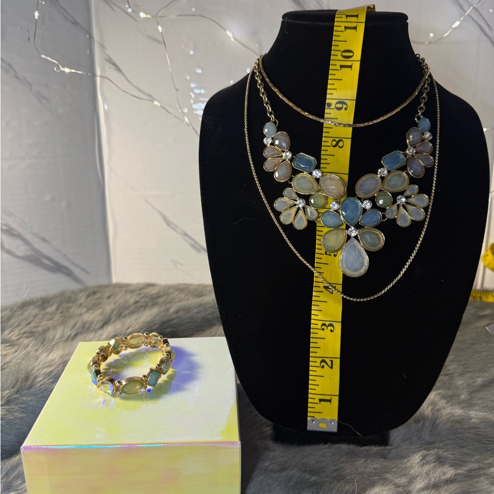 Elegant Floral Necklace and Bracelet Set